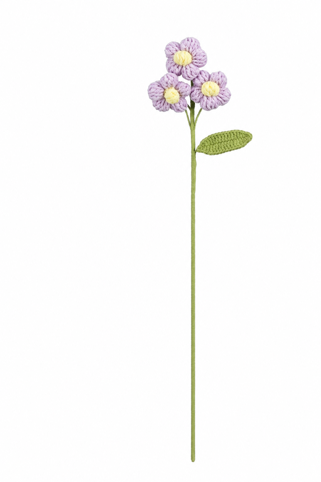Lilla heklet blomsterstilk med gule blomstersentre og grønt blad