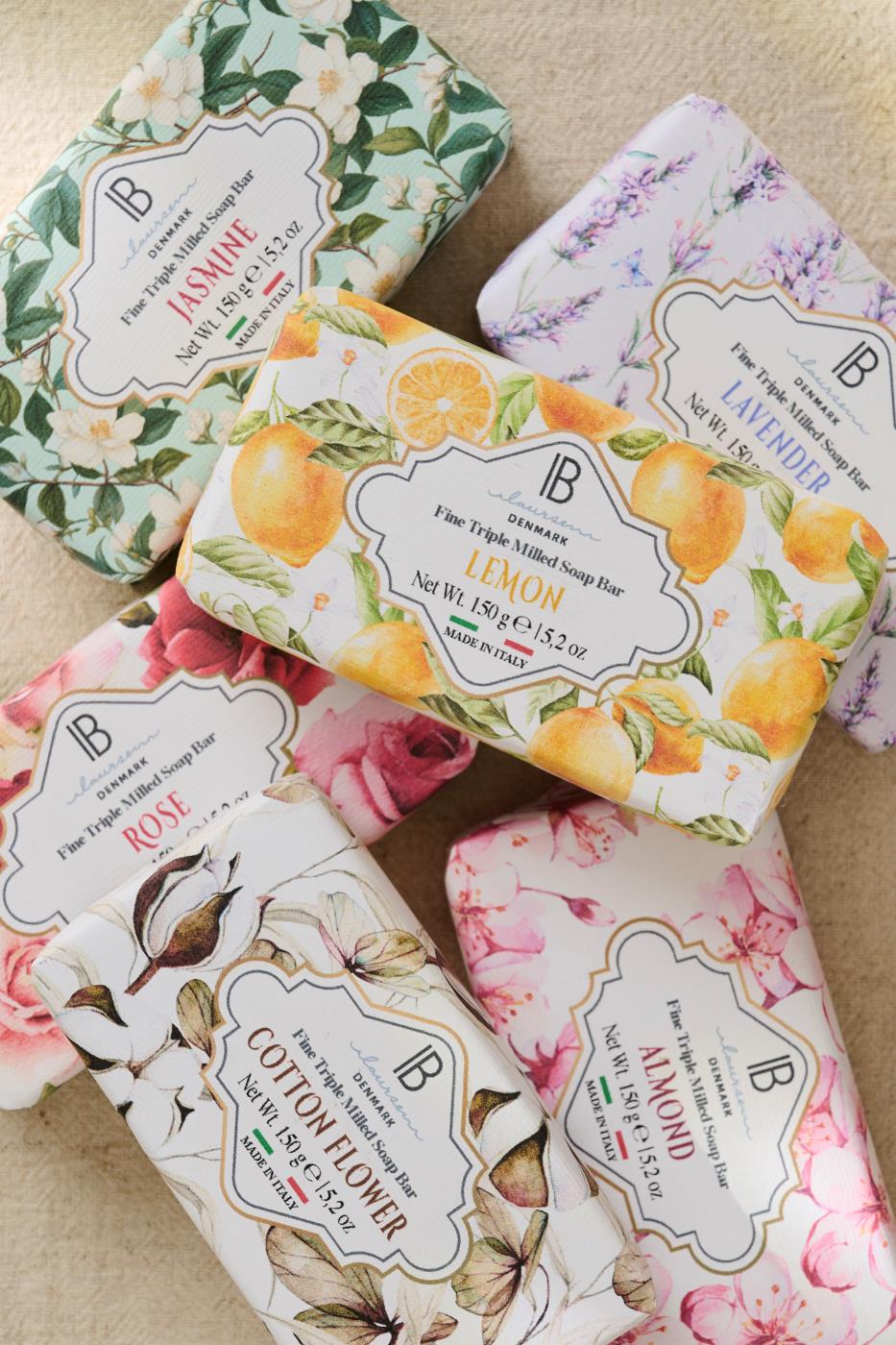 Fargerike duftsåper fra Ib Laursen med vakre blomster- og fruktmotiver på innpakningen.