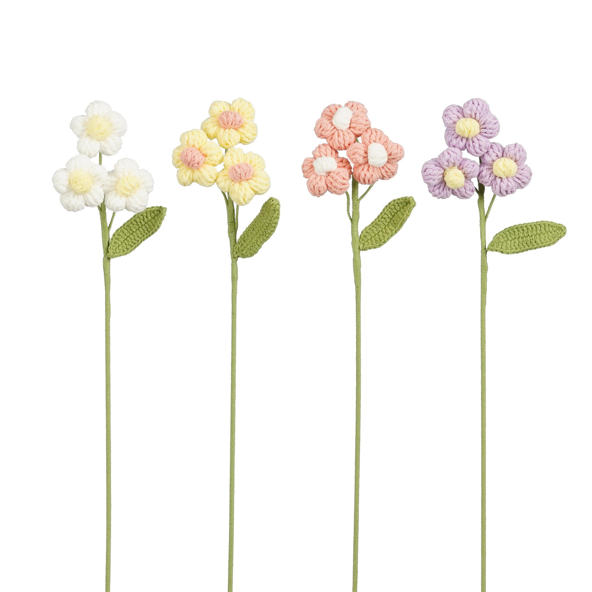 Heklede blomster med runde kronblader og gul midte i fire farger: hvit, gul, lyserosa og lilla