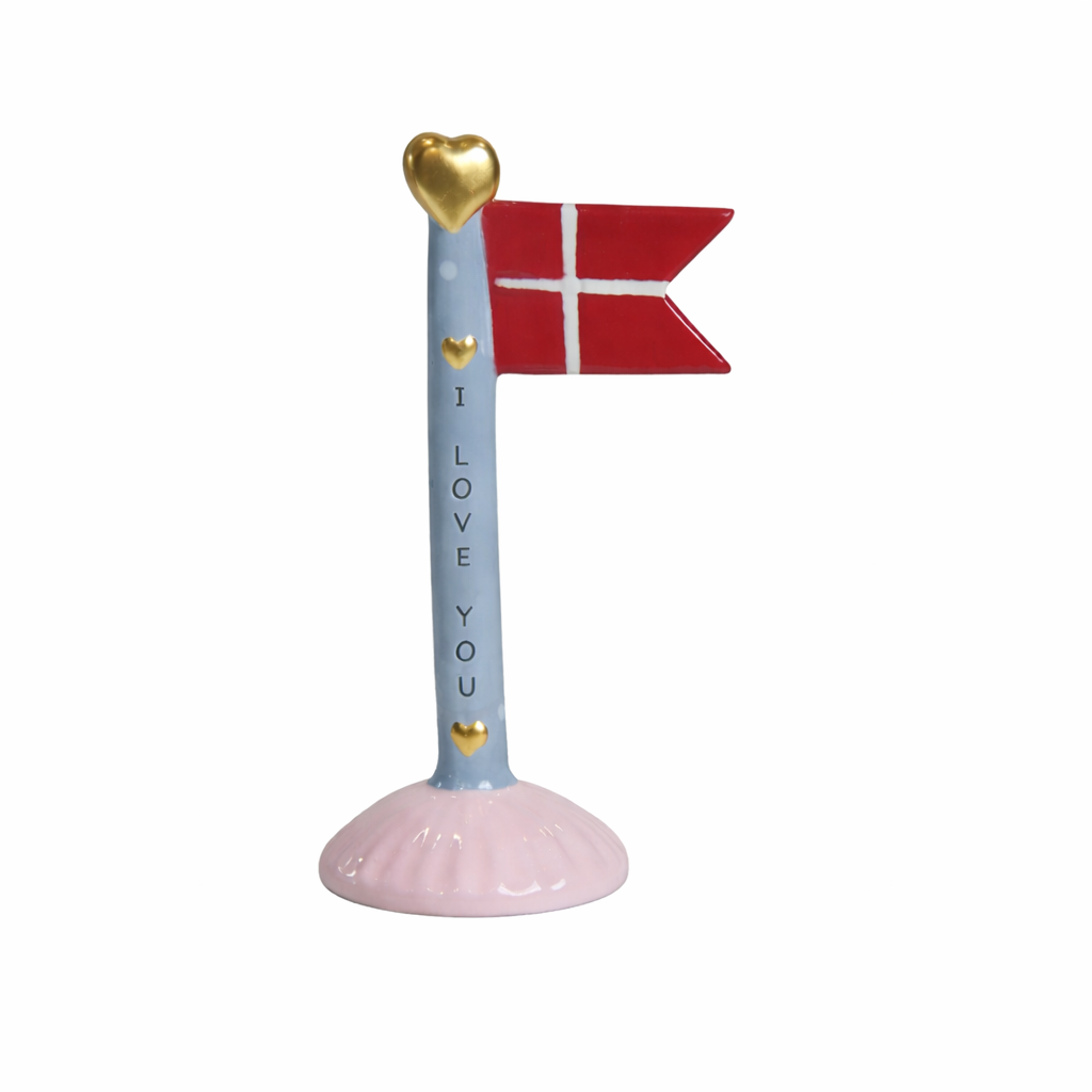 Flag i keramik med I love you på flagstangen og lyserød fod fra Speedtsberg