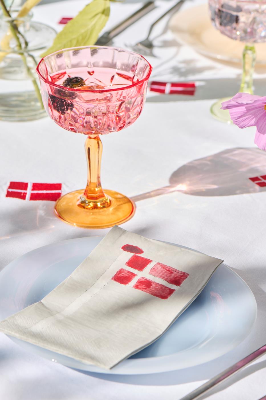 Fødselsdagsbord med servietter med Dannebrog på tallerken
