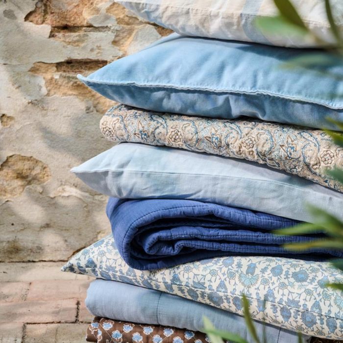 Quilt brun med blått blomstermønster