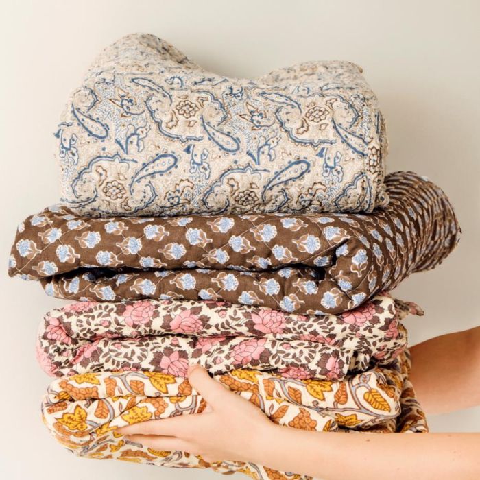 Quilt brun med blått blomstermønster