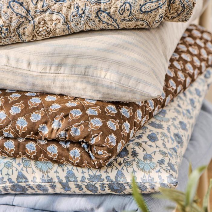 Quilt brun med blått blomstermønster