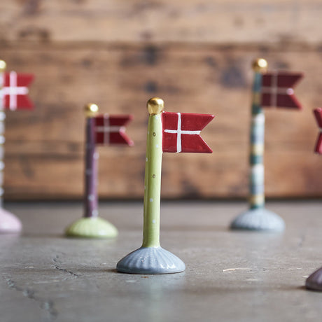 Bursdagsflagg i keramikk fra Speedtsberg på et bord