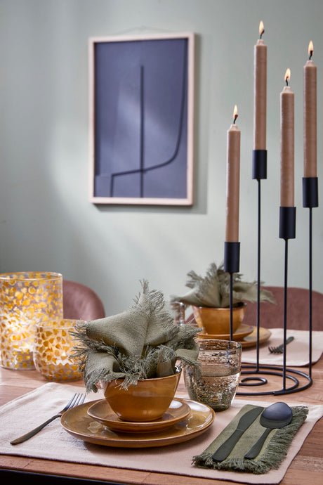 Vakker borddekking med rustikt servise og stentøy fra Mica Decorations til en koselig middag hos coselig.dk