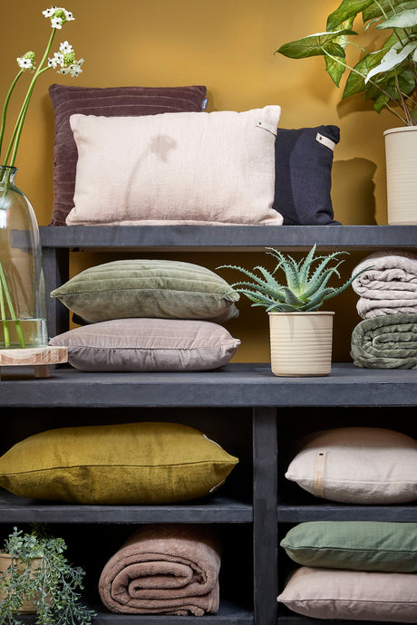 Myke pynteputer og varme pledd fra Mood Collection stylet i en koselig sofa hos coselig.dk