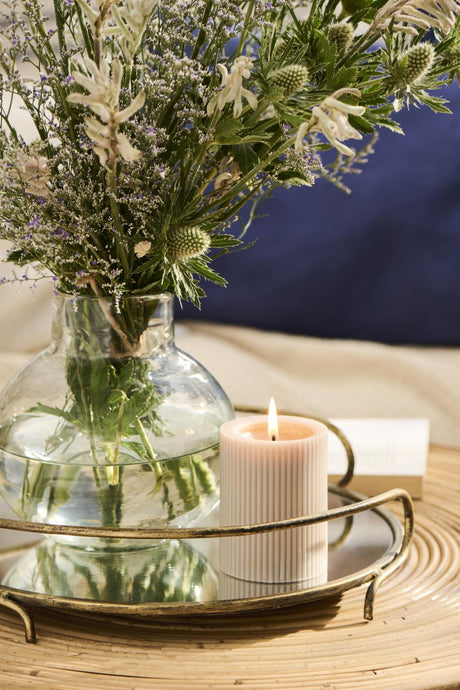 Speilbrett med hanker og små ben fra Ib Laursen med stearinlys og en blomstervase på