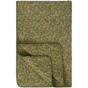 Blomstret quilt fra Ib Laursen med grågrønn bunn og små blomster i rosa, blå og grønne nyanser