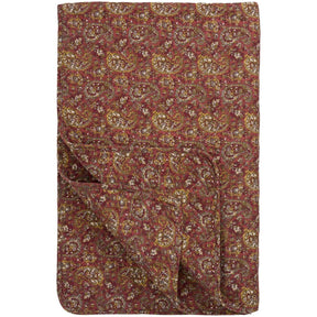 Rosa quilt fra Ib Laursen med tett paisleymønster i mørkrosa, grønne og grå nyanser
