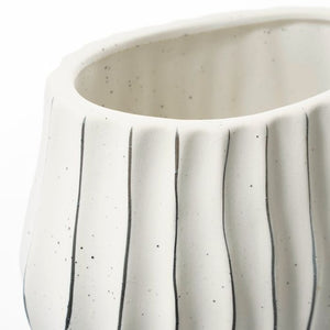 Vase med dekorative streger