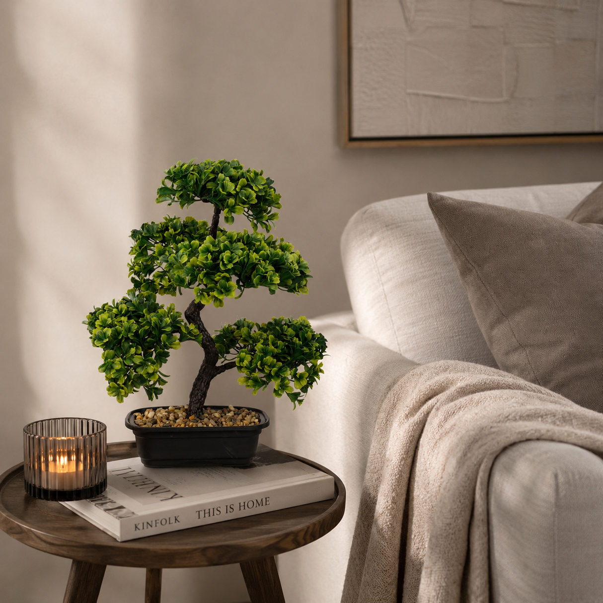 Kunstigt Bonsai træ grønt 38 cm højt fra Mica på sidebord ved sofa
