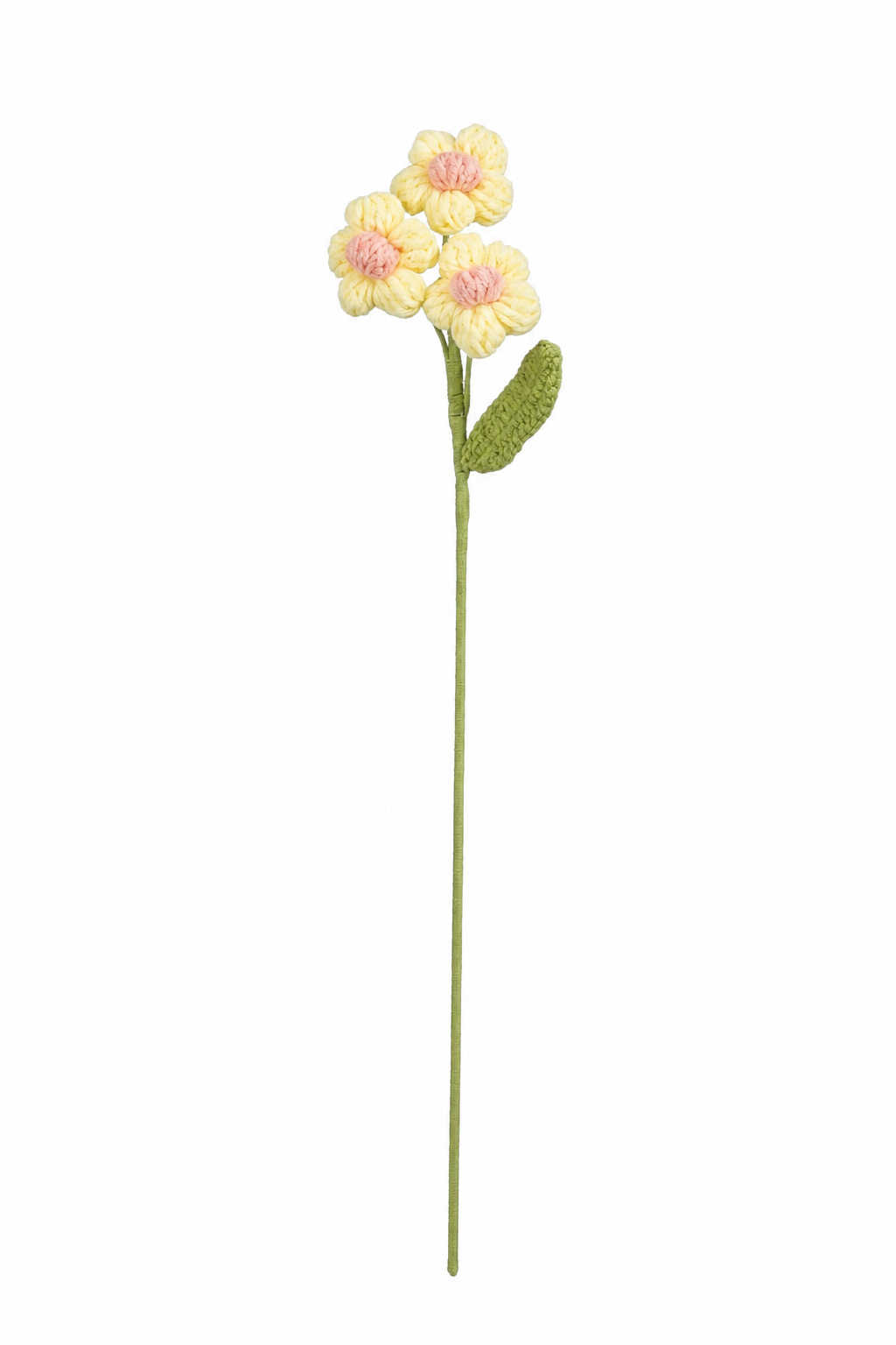 Gul heklet blomststilk med lyserosa detaljer og små margerittlignende blomster