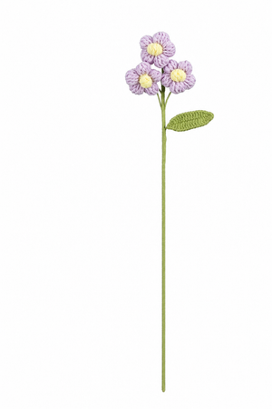 Lilla heklet blomsterstilk med gule blomstersentre og grønt blad