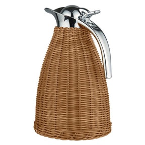 Termokanne fra Ib Laursen med håndflettet mørkebrun polyrattan, blankt metallokk og hank, kapasitet 1,5 liter.