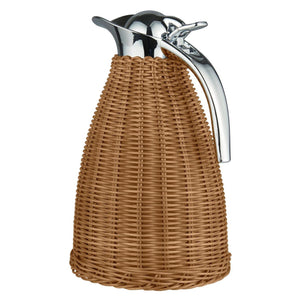 Termokanne fra Ib Laursen med håndflettet mørkebrun polyrattan, blankt metallokk og hank, kapasitet 1,5 liter.