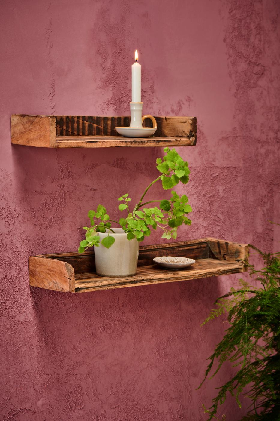 To rustikke vegghyller fra Ib Laursen UNIKA med planter og lysestake på rosa vegg