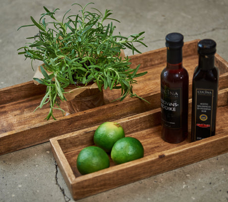 Trebakker med lime, rosmarin og oljeflasker