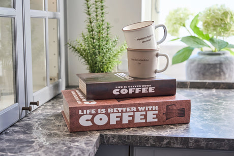 to bokformede oppbevaringsbokser med kaffetema og to kaffekopper på toppen