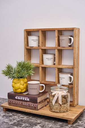 Reol med små rum og kopper fra Speedtsberg