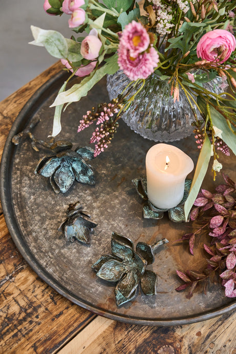 Bord med vase og blomster i metall