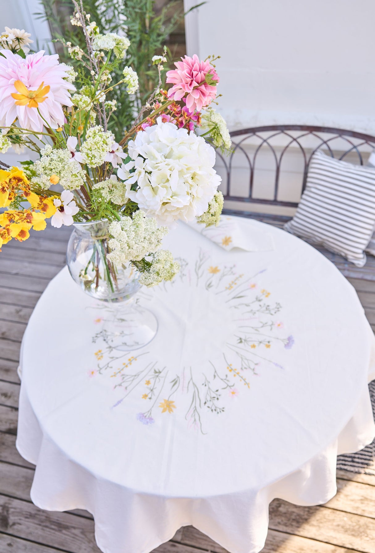 Havebord med rund dug med blomsterbroderi fra Speedtsberg