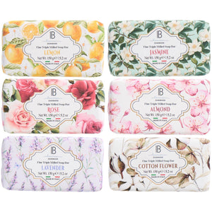 Seks velduftende såper fra Ib Laursen med dekorativ innpakning i sitron, jasmin, rose, mandel, lavendel og bomullsblomst.