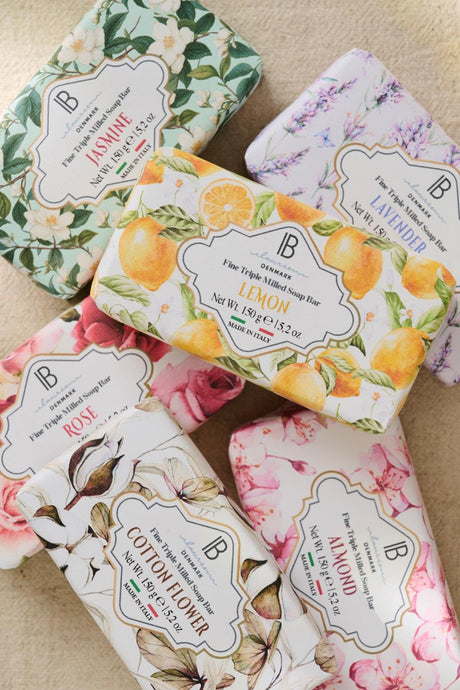Fargerike duftsåper fra Ib Laursen med vakre blomster- og fruktmotiver på innpakningen.