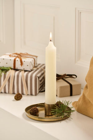 Gullfarget magnetisk lysestake med hvitt bloklys på dekorasjonsfat pyntet med gran til jul