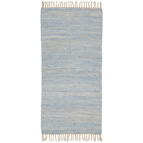 Lyseblå klutløper fra Ib Laursen i vevd bomull med fine fargenyanser og naturfargede frynser, 60 x 120 cm.