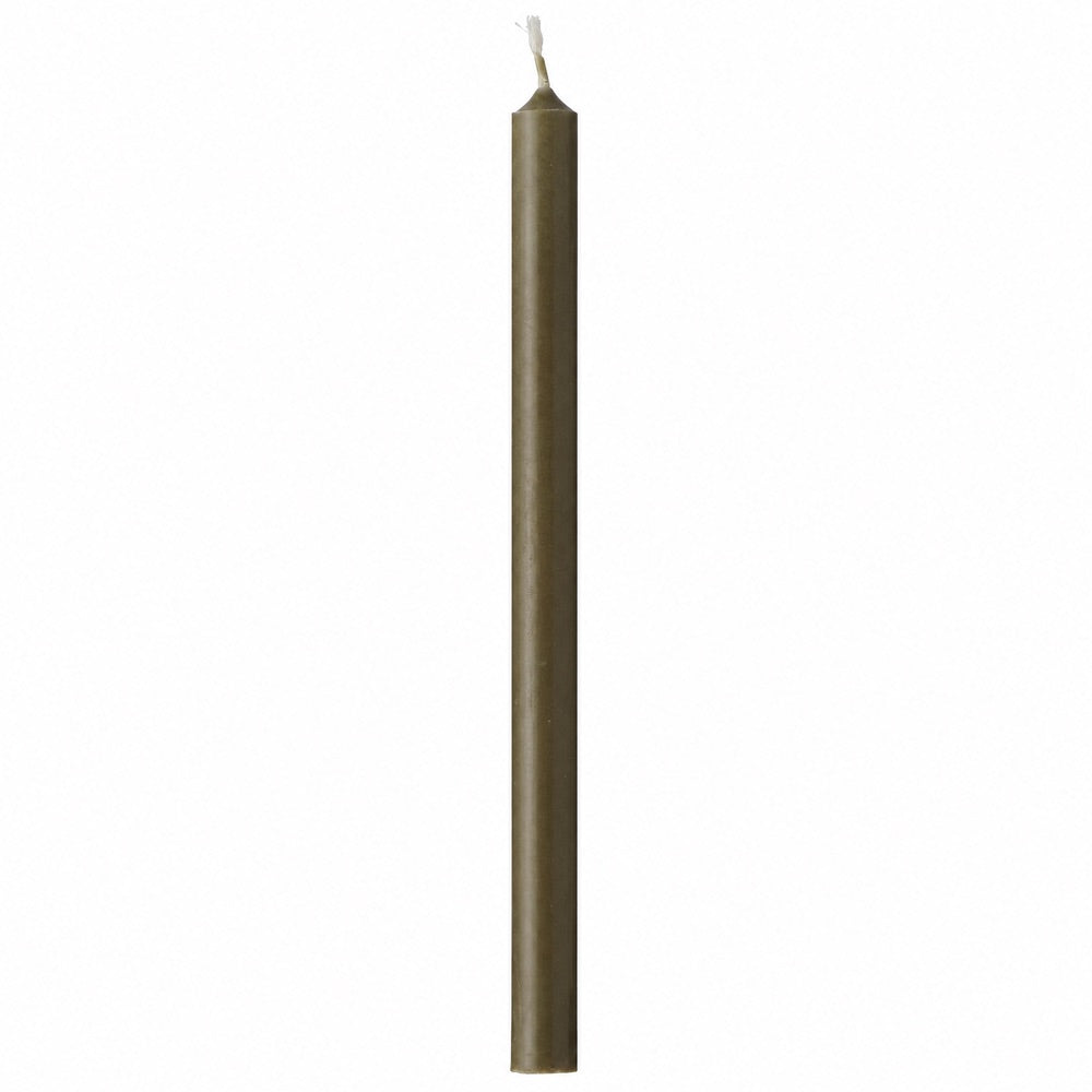 Olivengrønt stearinlys fra Ib Laursen i stearin, høyde 20 cm, diameter 1,3 cm