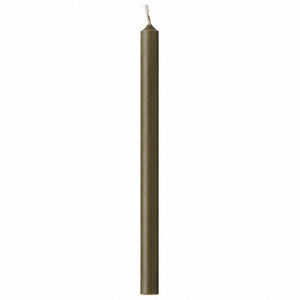 Olivengrønt stearinlys fra Ib Laursen i stearin, høyde 20 cm, diameter 1,3 cm