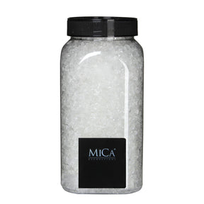 Gjennomsiktige glasssteiner fra Mica Decorations i en beholder med sort lokk til dekorasjoner og vinterlandskap