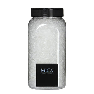 Gjennomsiktige glasssteiner fra Mica Decorations i en beholder med sort lokk til dekorasjoner og vinterlandskap