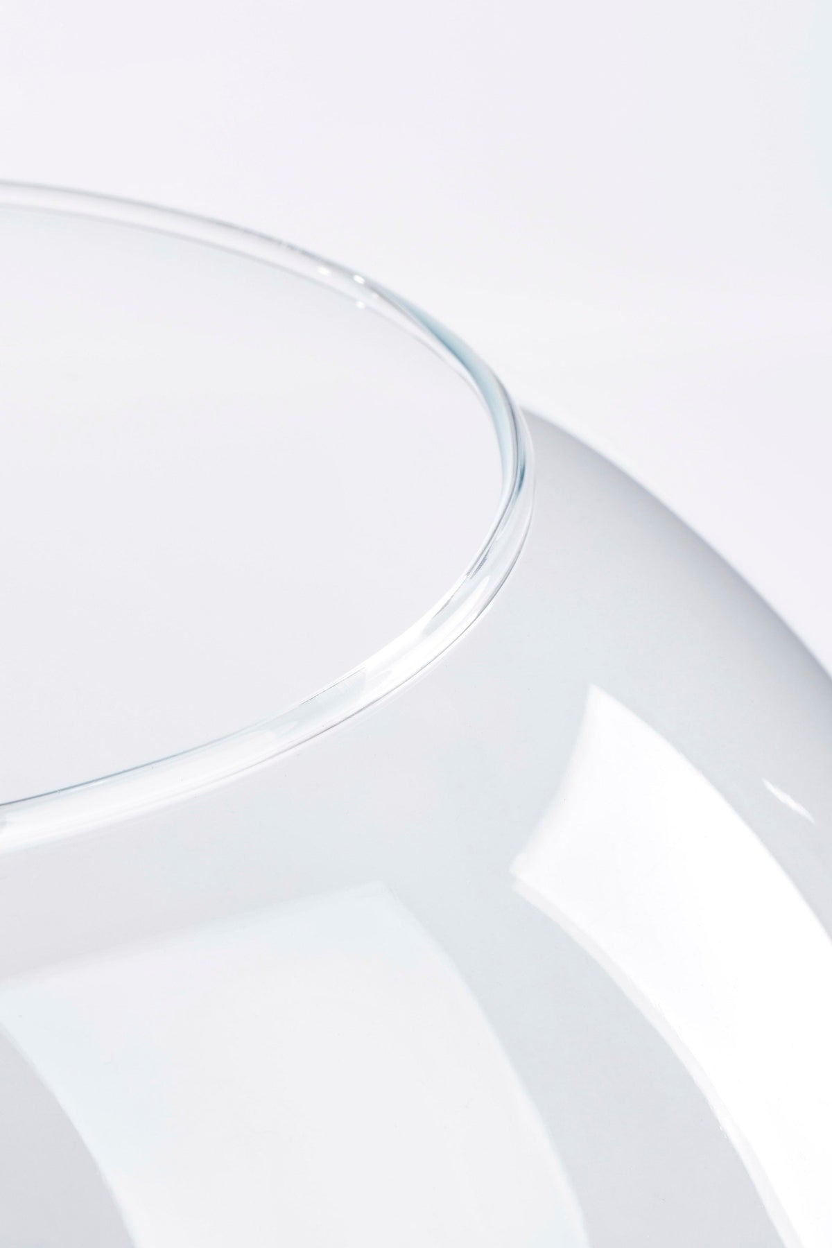 Detaljbilde av glassbollens åpne kant og klart glass med avrundet form