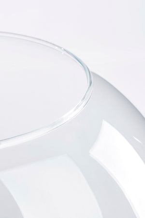 Detaljbilde av glassbollens åpne kant og klart glass med avrundet form