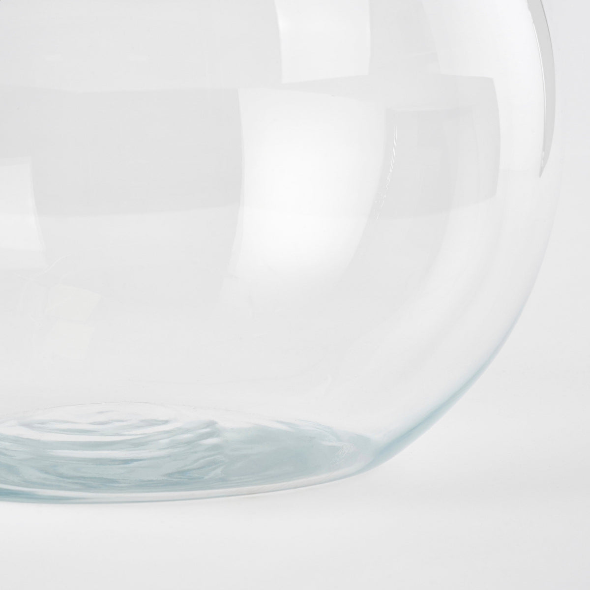 Nærbilde av bunnen på den runde glassbollen og den gjennomsiktige glassoverflaten