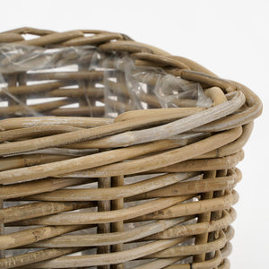 Kanten på kurv fra Marcia kurvesæt i grå rattan med plastinderside