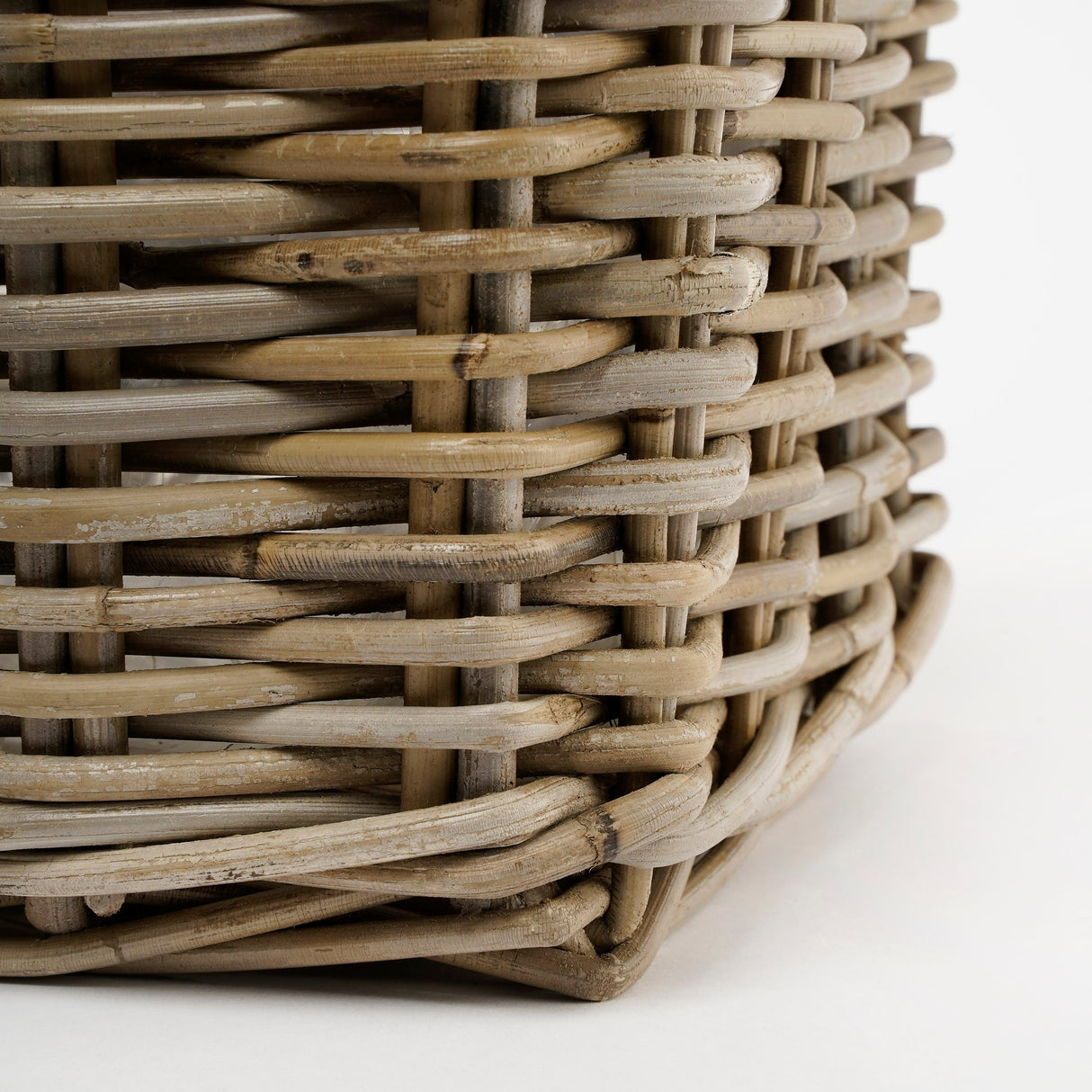 Bunden på kurv fra Marcia kurvesæt i grå rattan med plastinderside