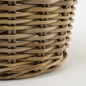 Bunden på Marcia rund kurv med hanke og plastinderside i grå rattan