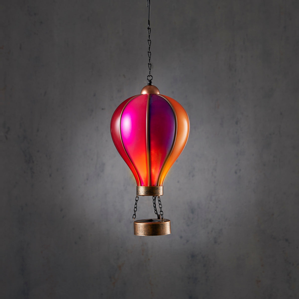 Hengende solcelledrevet luftballong i rosa, lilla, oransje og røde farger med 24 LED-lys og liten kurv til hagen