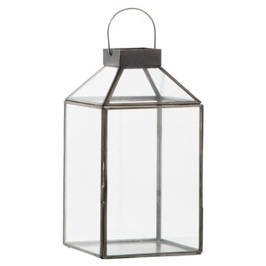 Stor Norr-lanterne fra Ib Laursen i mørkegrå metall med klare glassider, skrå glastopp og hank