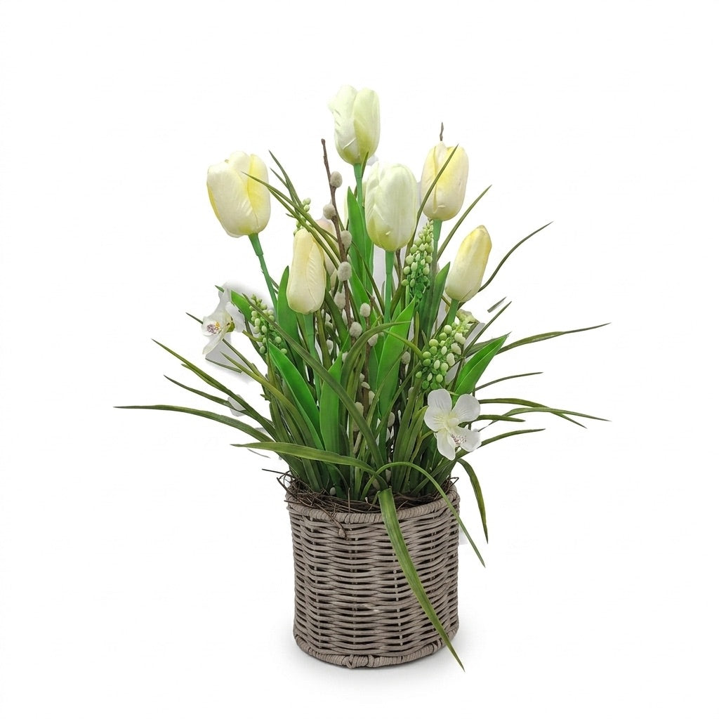 Dekorasjon med tulipaner i kurv