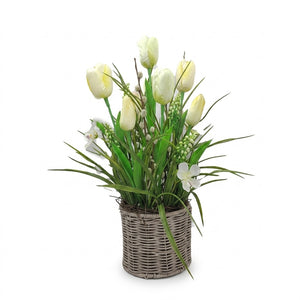 Dekorasjon med tulipaner i kurv