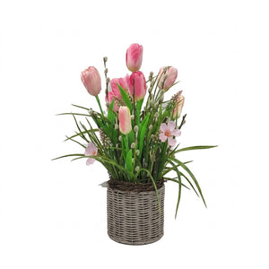 Dekorasjon med tulipaner i kurv