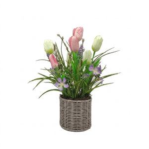 Dekorasjon med tulipaner i kurv