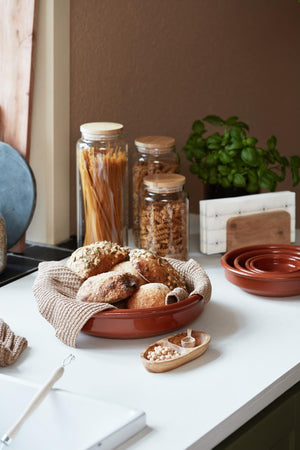 3 opbevaringsglas på køkkenbord med tørvarer i