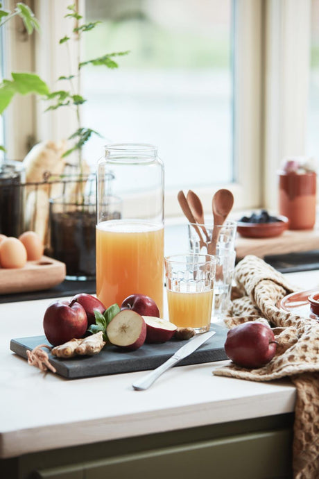 Opbevaringsglas med juice i på køkkenbord