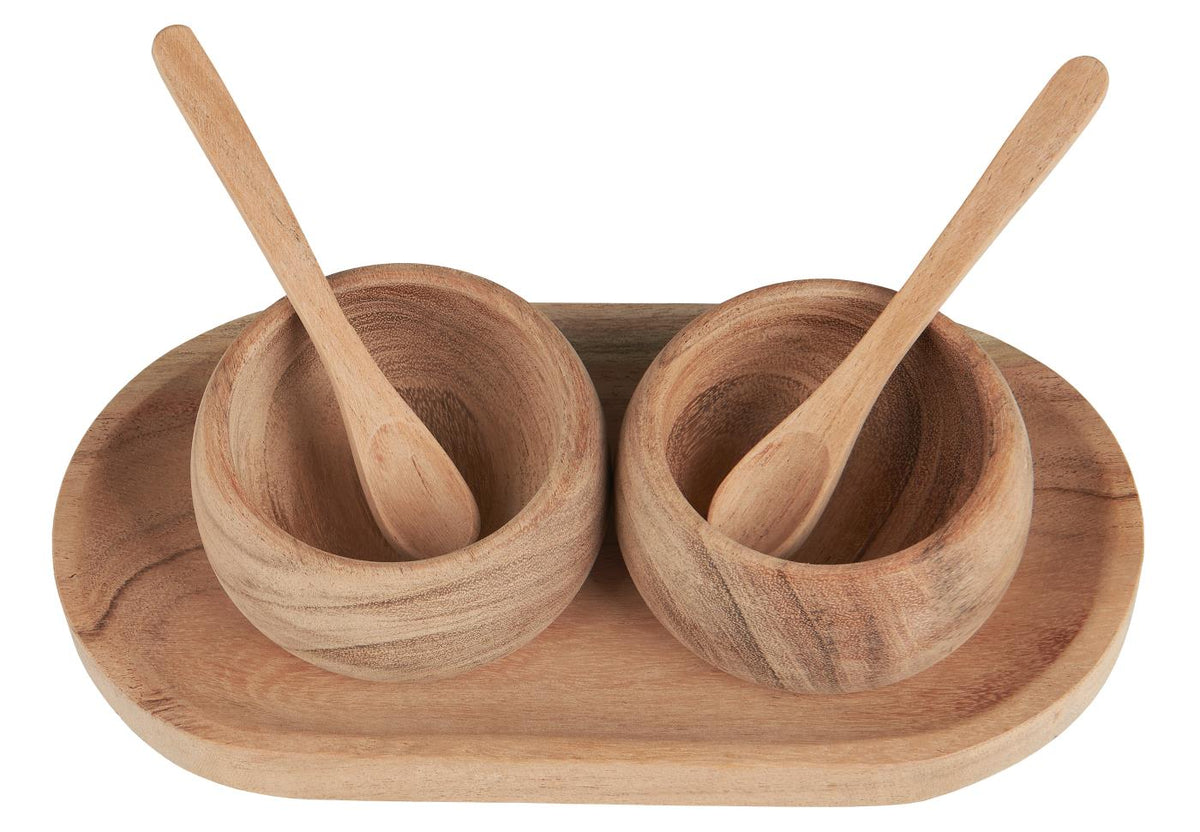 Salt- og peppersett sett ovenfra med to treskåler og tilhørende skjeer på et ovalt brett i akasietre.