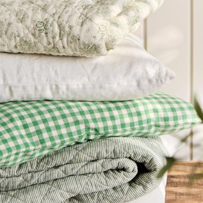 Quilt med hvite og støvgrønne seilerstriper